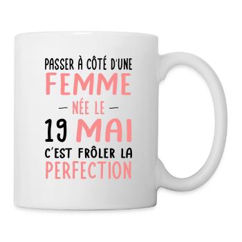 Anniversaire - Née le 19 Mai Frôler perfection - Mug blanc - blanc - Droite