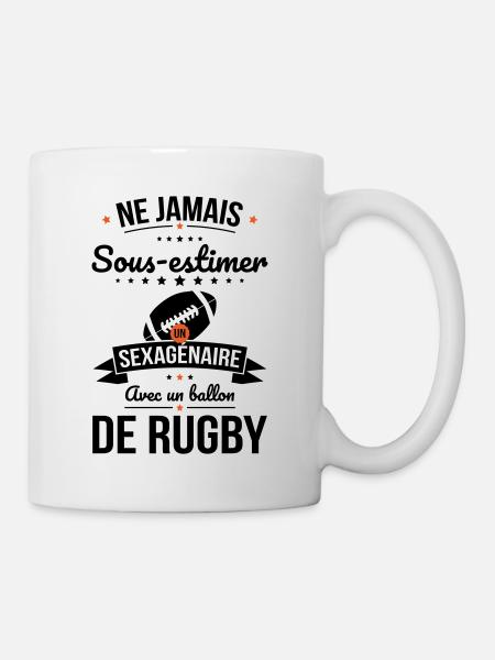 Sous-estimer un sexagénaire avec ballon de rugby - Mug blanc - blanc