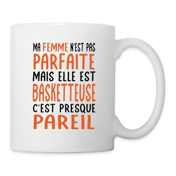 Meine Frau nicht perfekt, aber sie ist eine Basketballspielerin - Tasse - Weiß - Rechts