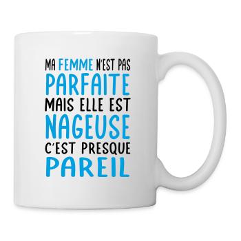 Meine Frau ist nicht perfekt, aber sie ist Schwimmerin - Tasse - Weiß - Rechts