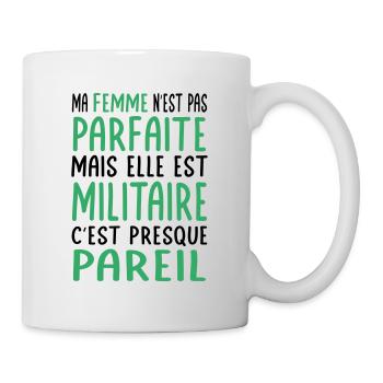 Meine Frau ist nicht perfekt, aber sie ist Militär - Tasse - Weiß - Rechts