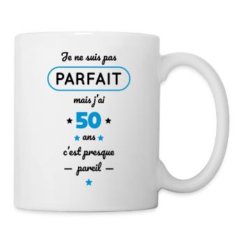 Anniversaire 50 ans - Pas parfait mais j'ai 50 ans - Mug blanc - blanc - Droite
