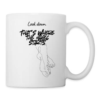 Schau nach unten. Hier beginnt die Magie. - Tasse - Weiß - Rechts