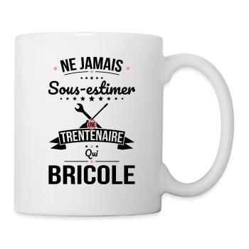 Sous-estimer une trentenaire qui bricole - Mug blanc - blanc - Droite