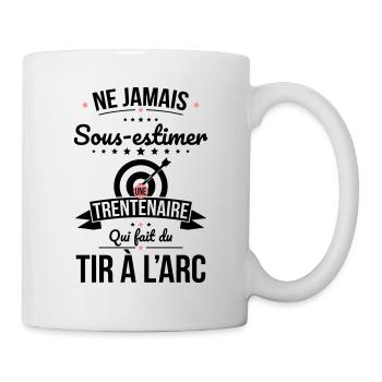 Sous-estimer trentenaire qui fait du tir à l'arc - Mug blanc - blanc - Droite