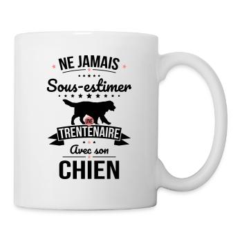 Sous-estimer une trentenaire avec son chien - Mug blanc - blanc - Droite