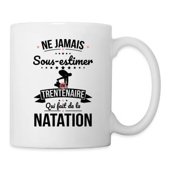 Sous-estimer trentenaire qui fait de la natation - Mug blanc - blanc - Droite