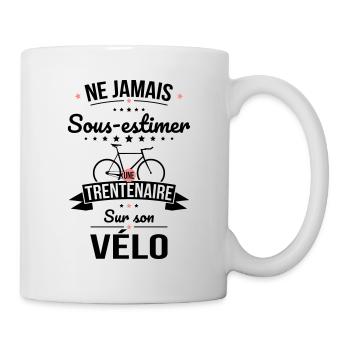 Sous-estimer une trentenaire sur son vélo - Mug blanc - blanc - Droite