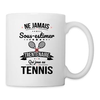 Sous-estimer une trentenaire qui joue au tennis - Mug blanc - blanc - Droite
