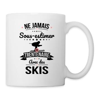 Sous-estimer une trentenaire avec des skis - Mug blanc - blanc - Droite