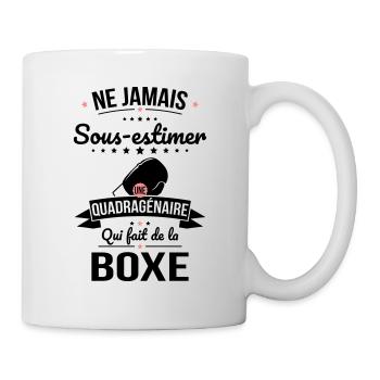 Sous-estimer une quadragénaire qui fait de la boxe - Mug blanc - blanc - Droite