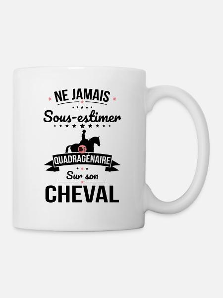 Sous-estimer une quadragénaire sur son cheval - Mug blanc - blanc