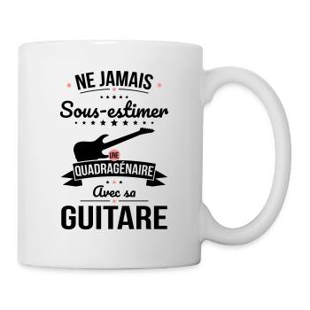 Sous-estimer une quadragénaire avec sa guitare - Mug blanc - blanc - Droite