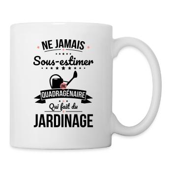 Sous-estimer quadragénaire qui fait du jardinage - Mug blanc - blanc - Droite