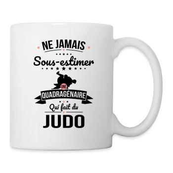 Sous-estimer une quadragénaire qui fait du judo - Mug blanc - blanc - Droite