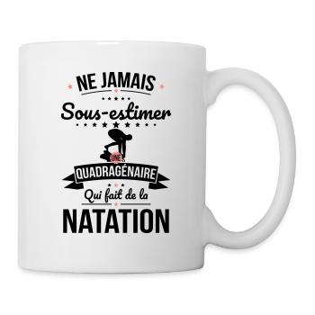 Sous-estimer quadragénaire qui fait de la natation - Mug blanc - blanc - Droite