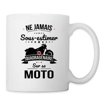 Sous-estimer une quadragénaire sur sa moto - Mug blanc - blanc - Droite