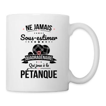 Sous-estimer quadragénaire qui joue à la pétanque - Mug blanc - blanc - Droite