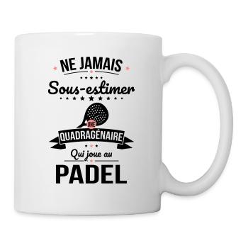 Sous-estimer une quadragénaire qui joue au padel - Mug blanc - blanc - Droite