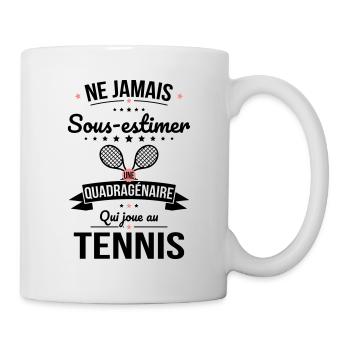 Sous-estimer une quadragénaire qui joue au tennis - Mug blanc - blanc - Droite