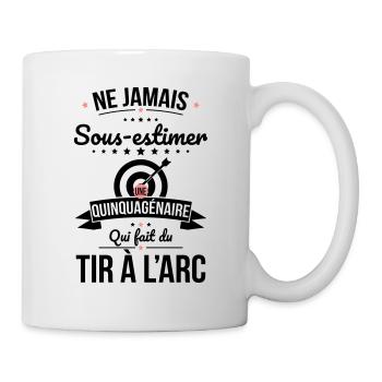 Sous-estimer quinquagénaire qui fait tir à l'arc - Mug blanc - blanc - Droite