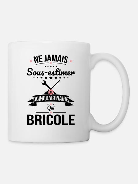 Sous-estimer une quinquagénaire qui bricole - Mug blanc - blanc