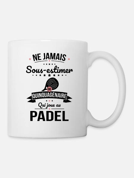 Sous-estimer une quinquagénaire qui joue au padel - Mug blanc - blanc