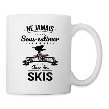 Sous-estimer une quinquagénaire avec des skis - Mug blanc - blanc - Droite