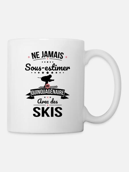 Sous-estimer une quinquagénaire avec des skis - Mug blanc - blanc