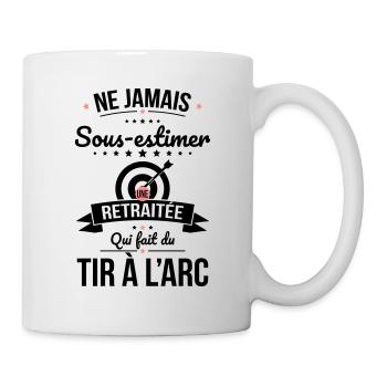 Sous-estimer retraitée qui fait du tir à l'arc - Mug blanc - blanc - Droite