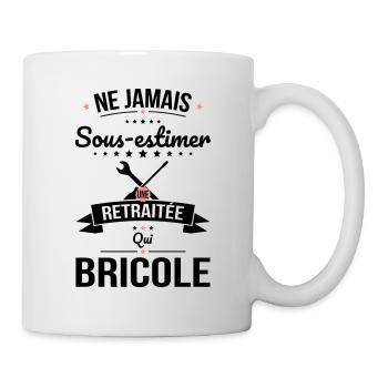 Sous-estimer une retraitée qui bricole - Mug blanc - blanc - Droite