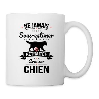 Sous-estimer une retraitée avec son chien - Mug blanc - blanc - Droite