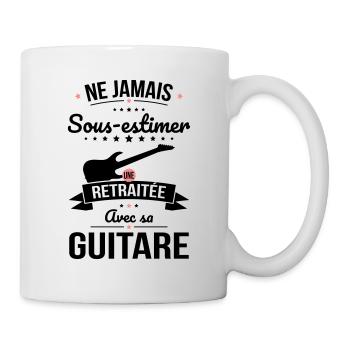 Sous-estimer une retraitée avec sa guitare - Mug blanc - blanc - Droite