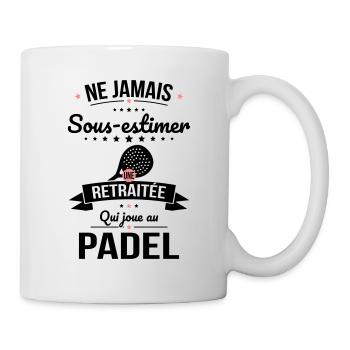 Sous-estimer une retraitée qui joue au padel - Mug blanc - blanc - Droite
