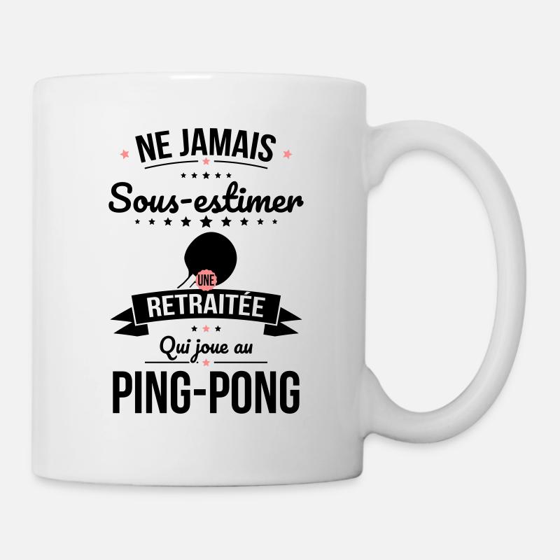 Sous-estimer une retraitée qui joue au ping-pong - Mug blanc - blanc