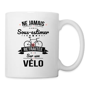 Sous-estimer une retraitée sur son vélo - Mug blanc - blanc - Droite