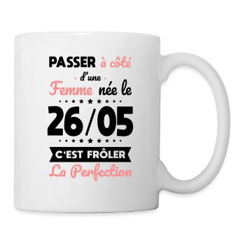Anniversaire - Née le 26 Mai Frôler perfection - Mug blanc - blanc - Droite
