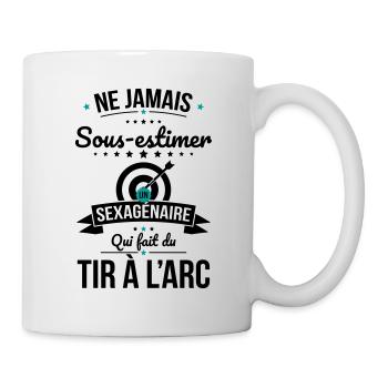 Sous-estimer un sexagénaire qui fait tir à l'arc - Mug blanc - blanc - Droite