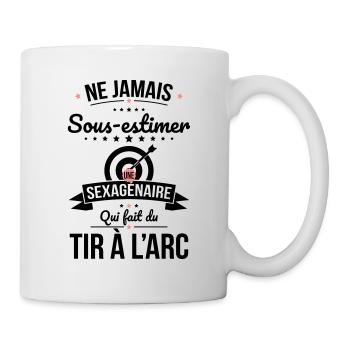 Sous-estimer une sexagénaire qui fait tir à l'arc - Mug blanc - blanc - Droite