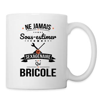 Sous-estimer un sexagénaire qui bricole - Mug blanc - blanc - Droite