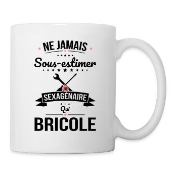 Sous-estimer une sexagénaire qui bricole - Mug blanc - blanc - Droite