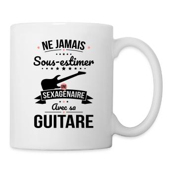Sous-estimer une sexagénaire avec sa guitare - Mug blanc - blanc - Droite