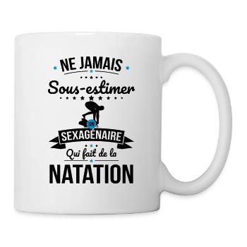 Sous-estimer un sexagénaire qui fait natation - Mug blanc - blanc - Droite