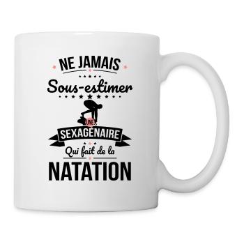 Sous-estimer une sexagénaire qui fait natation - Mug blanc - blanc - Droite