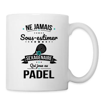 Sous-estimer un sexagénaire qui joue au padel - Mug blanc - blanc - Droite