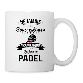 Sous-estimer une sexagénaire qui joue au padel - Mug blanc - blanc - Droite