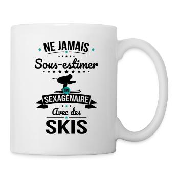 Sous-estimer un sexagénaire avec des skis - Mug blanc - blanc - Droite