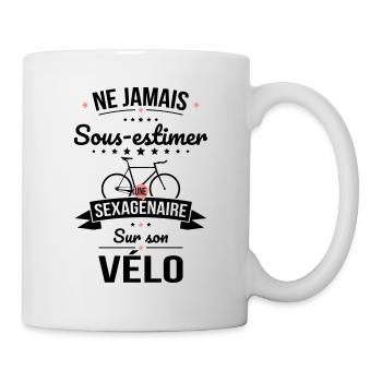 Sous-estimer une sexagénaire sur son vélo - Mug blanc - blanc - Droite