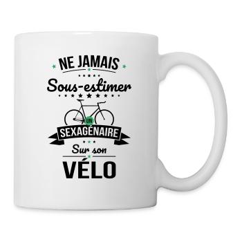 Sous-estimer un sexagénaire sur son vélo - Mug blanc - blanc - Droite