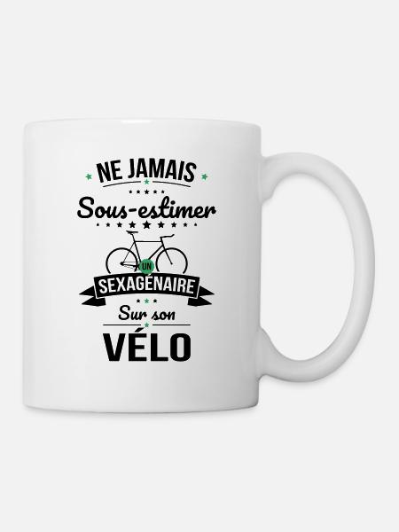 Sous-estimer un sexagénaire sur son vélo - Mug blanc - blanc